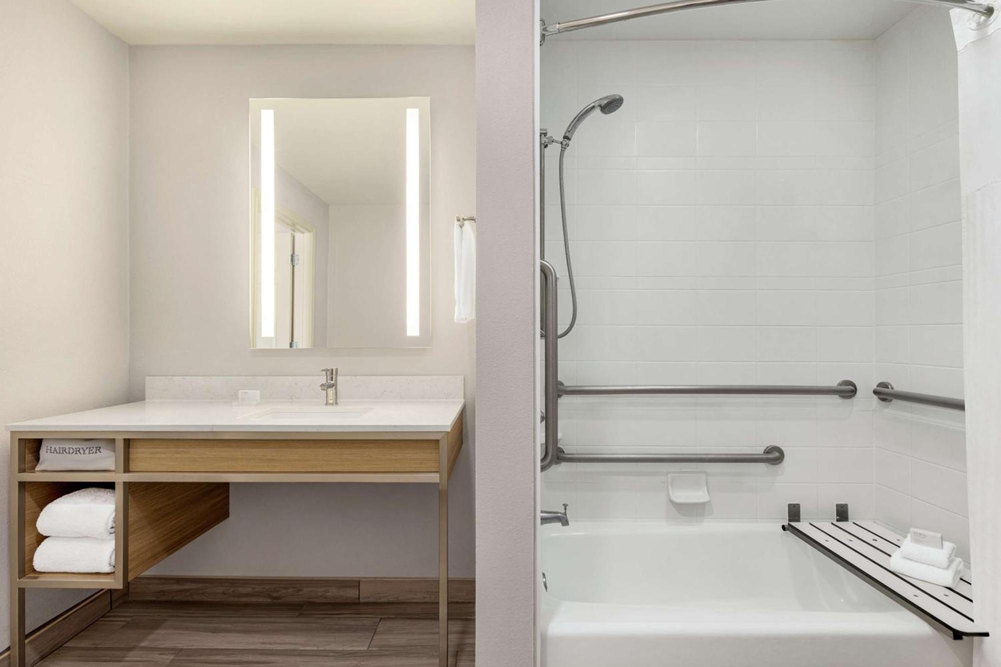 Queen Suite with Two Queen Beds with Bath Tub - Disability Access/Non-Smoking